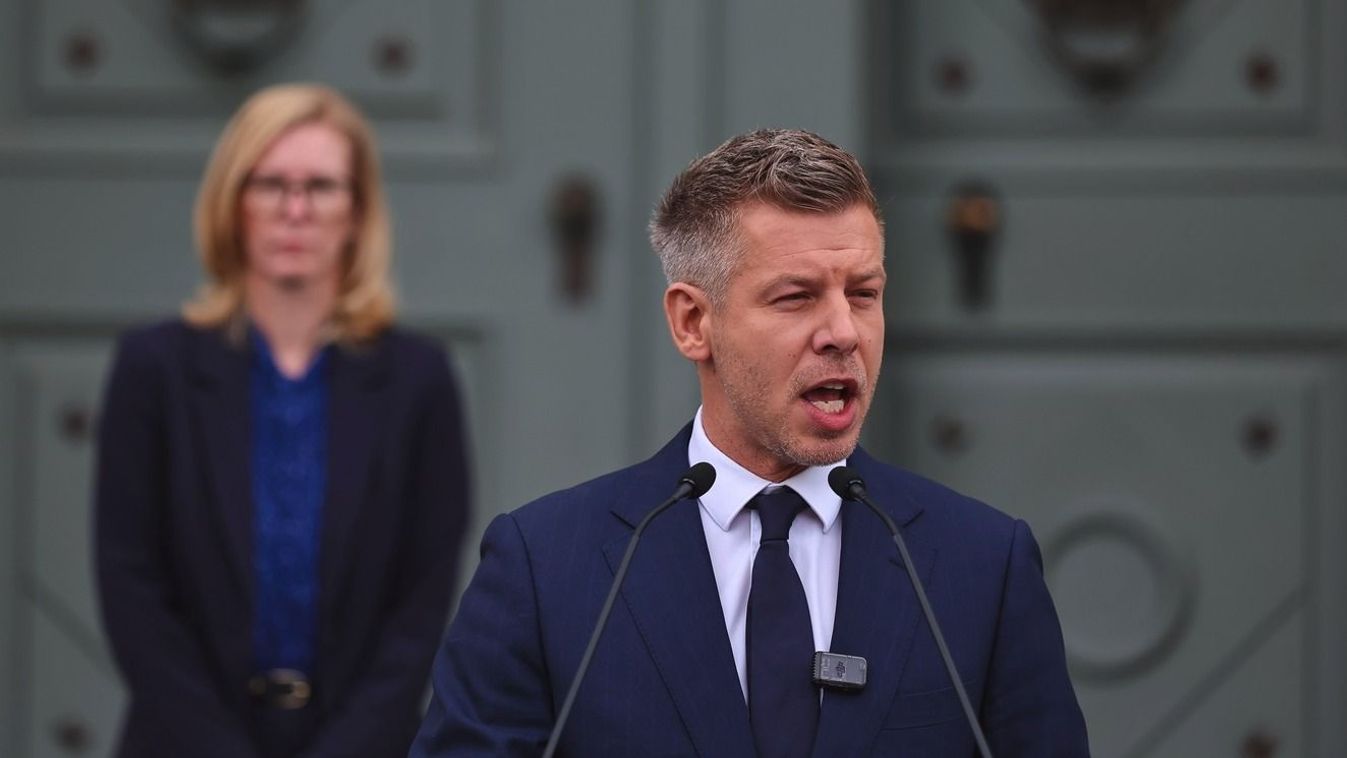 Görög Márta lesütött szemmel hallgatja Magyar Péter őrjöngését a Sándor-palota előtt