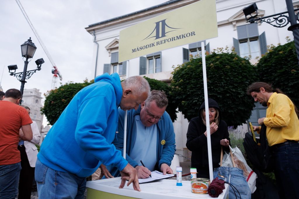 20260603 -- Vona Gábor és a Második Reformkor által szervezett tüntetés a Sándor Palota előtt, Sulyok Tamás ellen, a közvetlen elnökválasztásért. // fotó: Hatlaczki Balázs