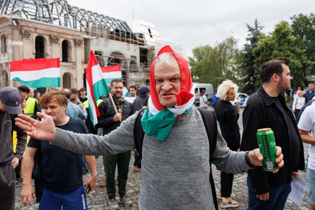 20260603 -- Vona Gábor és a Második Reformkor által szervezett tüntetés a Sándor Palota előtt, Sulyok Tamás ellen, a közvetlen elnökválasztásért. // fotó: Hatlaczki Balázs