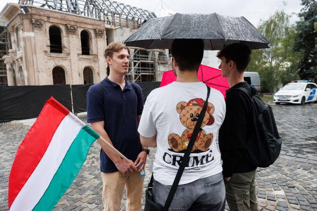 20260603 -- Vona Gábor és a Második Reformkor által szervezett tüntetés a Sándor Palota előtt, Sulyok Tamás ellen, a közvetlen elnökválasztásért. // fotó: Hatlaczki Balázs