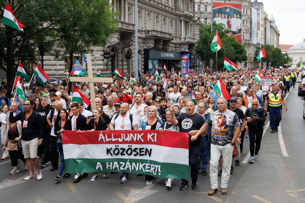 20260605 -- Az Európai Unió migrációs paktumának elutasítását követelő tüntetés, melyet Elizabeth-Magyar Valóság és jobboldali influenszerek szerveztek, a Kodály köröndtől a Parlementig.
// fotó: Hatlaczki Balázs