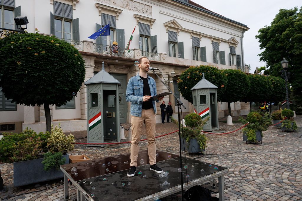 20260603 -- Vona Gábor és a Második Reformkor által szervezett tüntetés a Sándor Palota előtt, Sulyok Tamás ellen, a közvetlen elnökválasztásért. Burány Árpád  // fotó: Hatlaczki Balázs