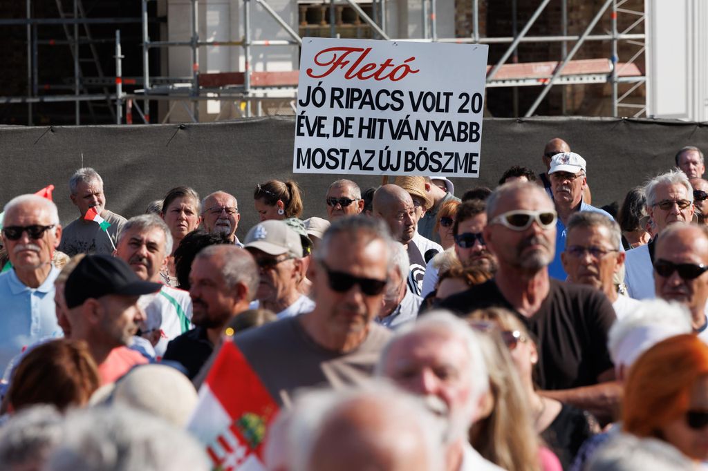20260607 -- Tüntetás Sulyok Tamásért a Sándor Palota előtt. // fotó: Hatlaczki Balázs