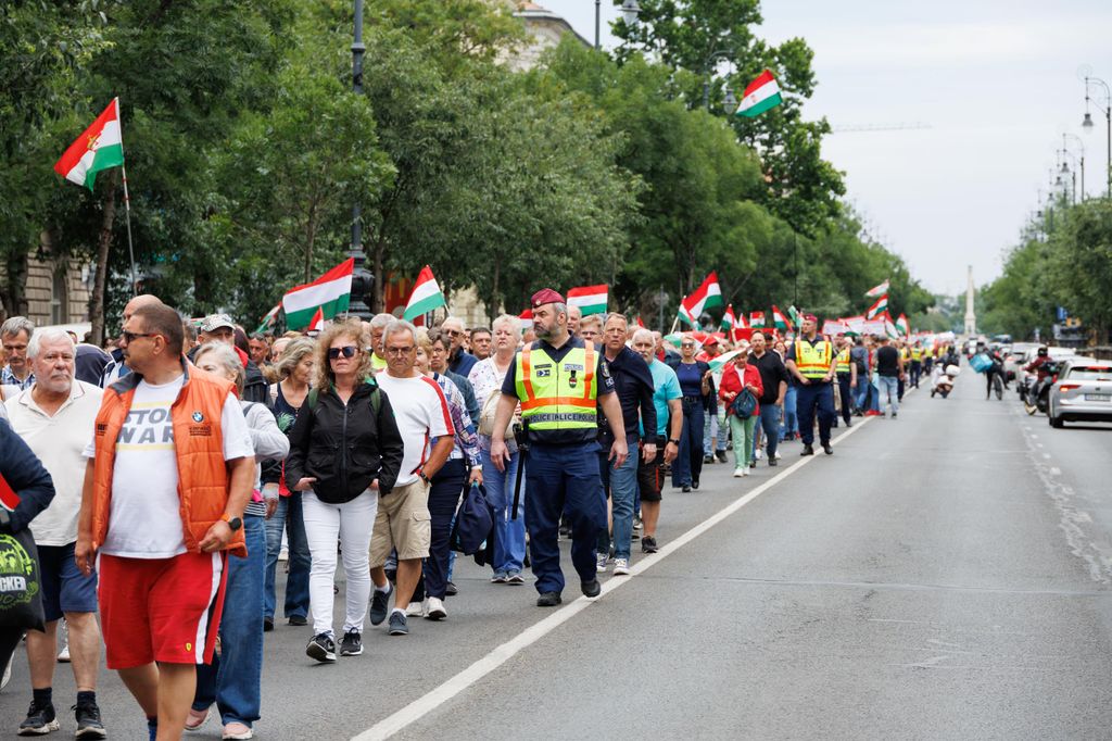 20260605 -- Az Európai Unió migrációs paktumának elutasítását követelő tüntetés, melyet Elizabeth-Magyar Valóság és jobboldali influenszerek szerveztek, a Kodály köröndtől a Parlementig.
// fotó: Hatlaczki Balázs