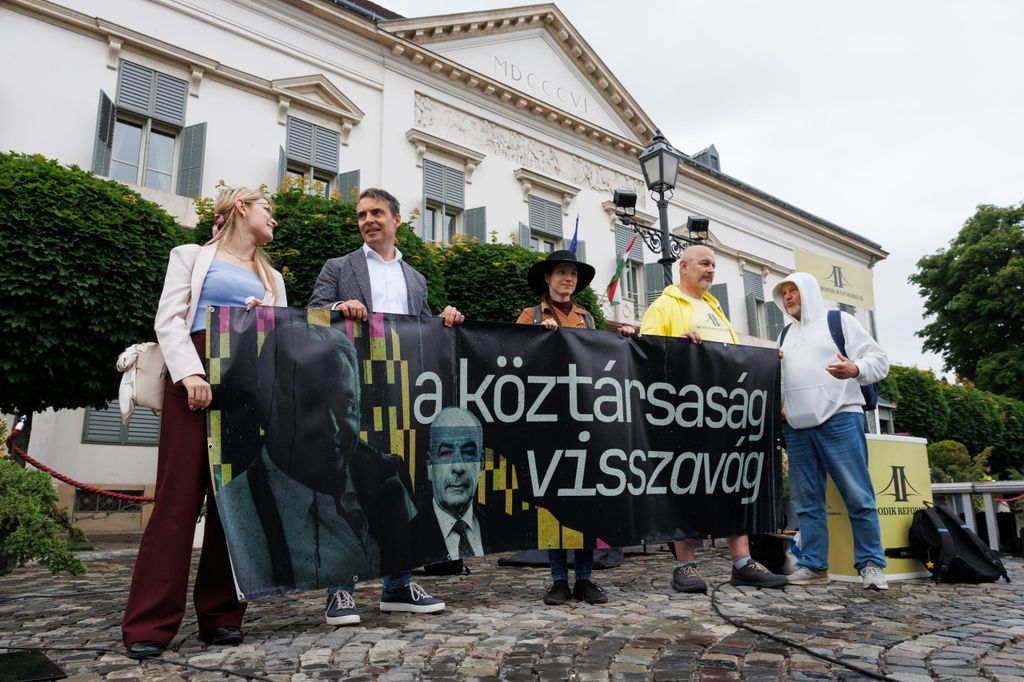 20260603 -- Vona Gábor és a Második Reformkor által szervezett tüntetés a Sándor Palota előtt, Sulyok Tamás ellen, a közvetlen elnökválasztásért. // fotó: Hatlaczki Balázs