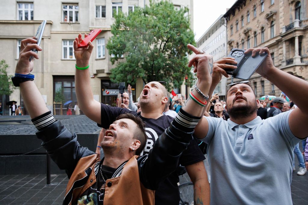 20260605 -- Az Európai Unió migrációs paktumának elutasítását követelő tüntetés, melyet Elizabeth-Magyar Valóság és jobboldali influenszerek szerveztek, a Kodály köröndtől a Parlementig.
// fotó: Hatlaczki Balázs