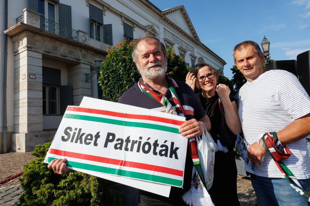 20260607 -- Tüntetás Sulyok Tamásért a Sándor Palota előtt. // fotó: Hatlaczki Balázs