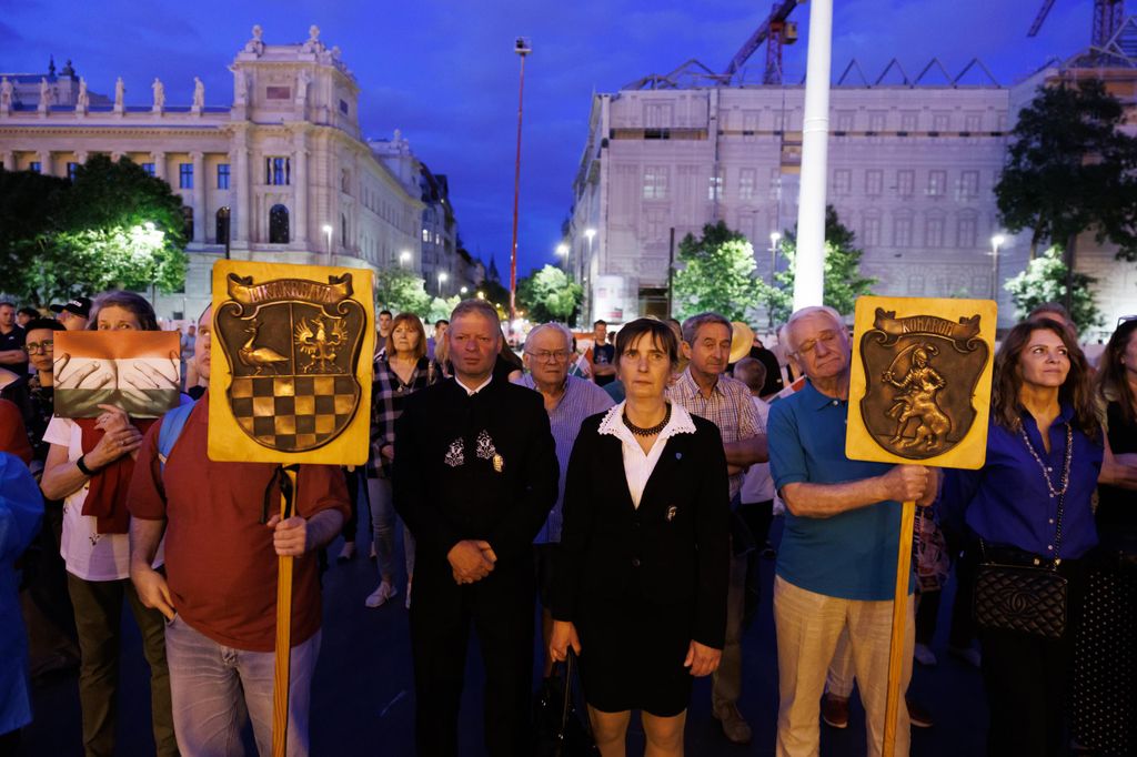 20260604 -- A nemzeti összetartozás napja alkalmából a Kossuth téren fáklyákból kirakják a Kárpát-Hazát, Szilágyi Ákos szervezésében. // fotó: Hatlaczki Balázs