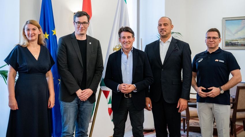 Baranyi Krisztina és Karácsony Gergely is elégedett volt, amikor a stadionok fúrása után kizsoltak pénzt a kormánytól és máris a mellükre öllelték az Atlétikai Szövetség nemzetközi elnökét. 