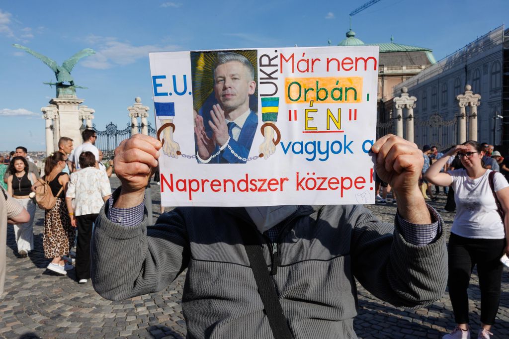 20260607 -- Tüntetás Sulyok Tamásért a Sándor Palota előtt. // fotó: Hatlaczki Balázs