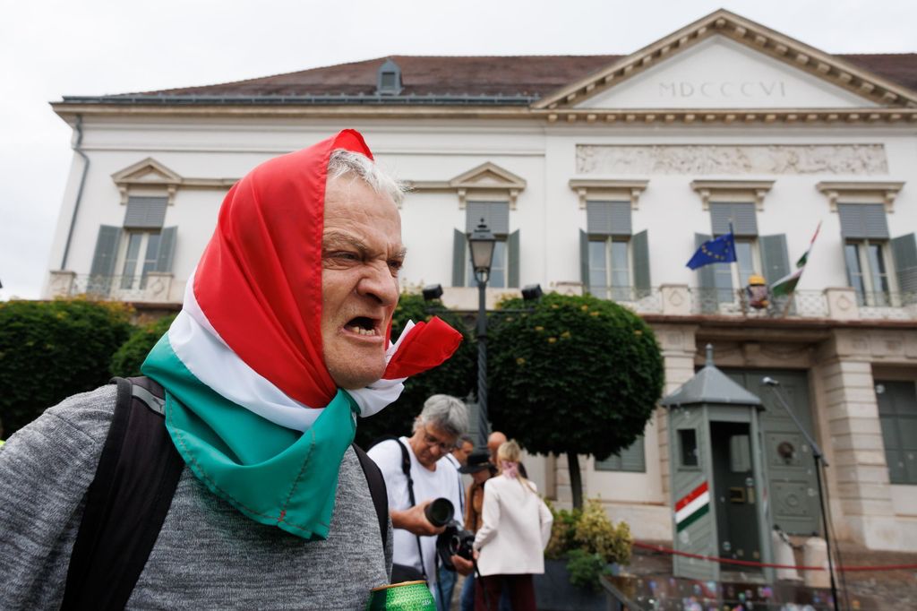 20260603 -- Vona Gábor és a Második Reformkor által szervezett tüntetés a Sándor Palota előtt, Sulyok Tamás ellen, a közvetlen elnökválasztásért. // fotó: Hatlaczki Balázs