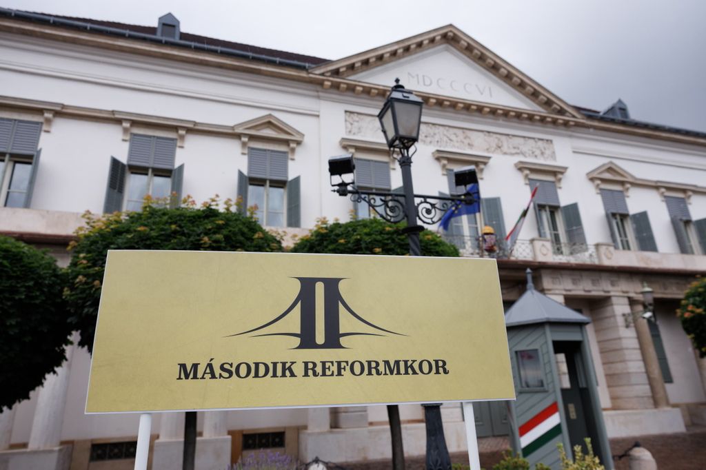 20260603 -- Vona Gábor és a Második Reformkor által szervezett tüntetés a Sándor Palota előtt, Sulyok Tamás ellen, a közvetlen elnökválasztásért. // fotó: Hatlaczki Balázs