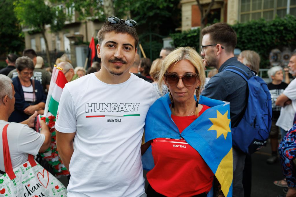 20260604 -- Szolidaritási tüntetés a budapesti román nagykövetség előtt, Fejes Rudolf Anzelm nagyváradi premontrei főapát mellett. // fotó: Hatlaczki Balázs