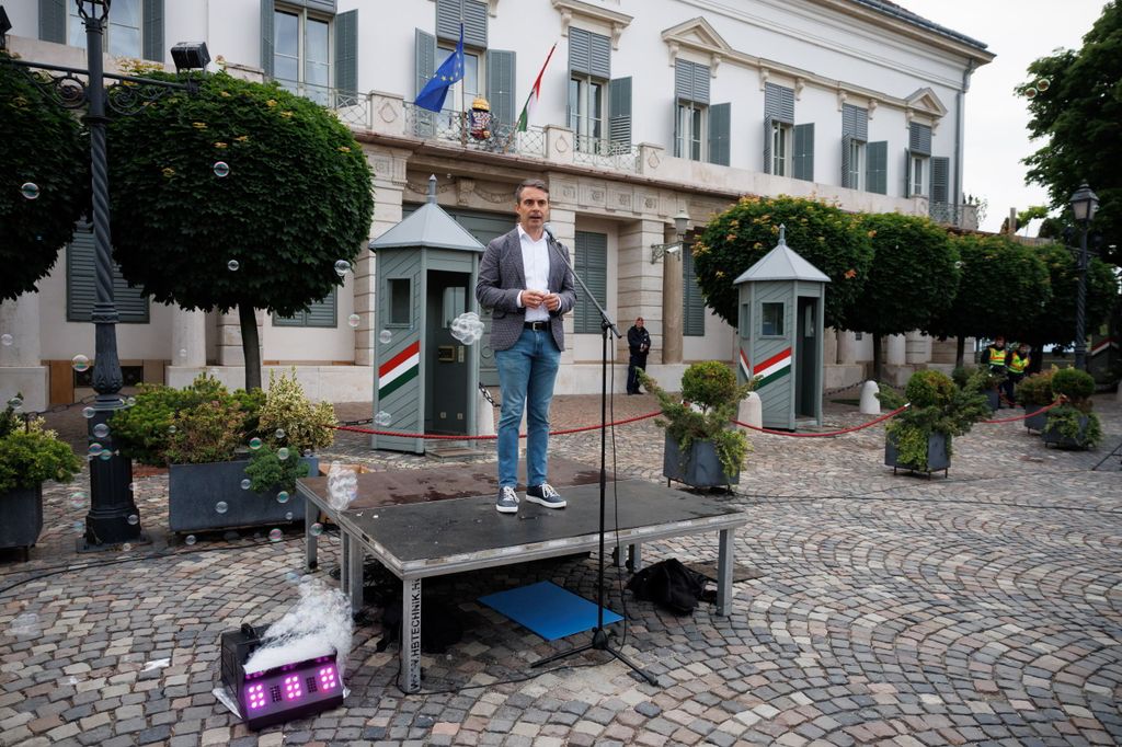 20260603 -- Vona Gábor és a Második Reformkor által szervezett tüntetés a Sándor Palota előtt, Sulyok Tamás ellen, a közvetlen elnökválasztásért. // fotó: Hatlaczki Balázs