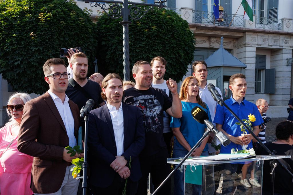 20260607 -- Tüntetás Sulyok Tamásért a Sándor Palota előtt. Huth Gergely // fotó: Hatlaczki Balázs