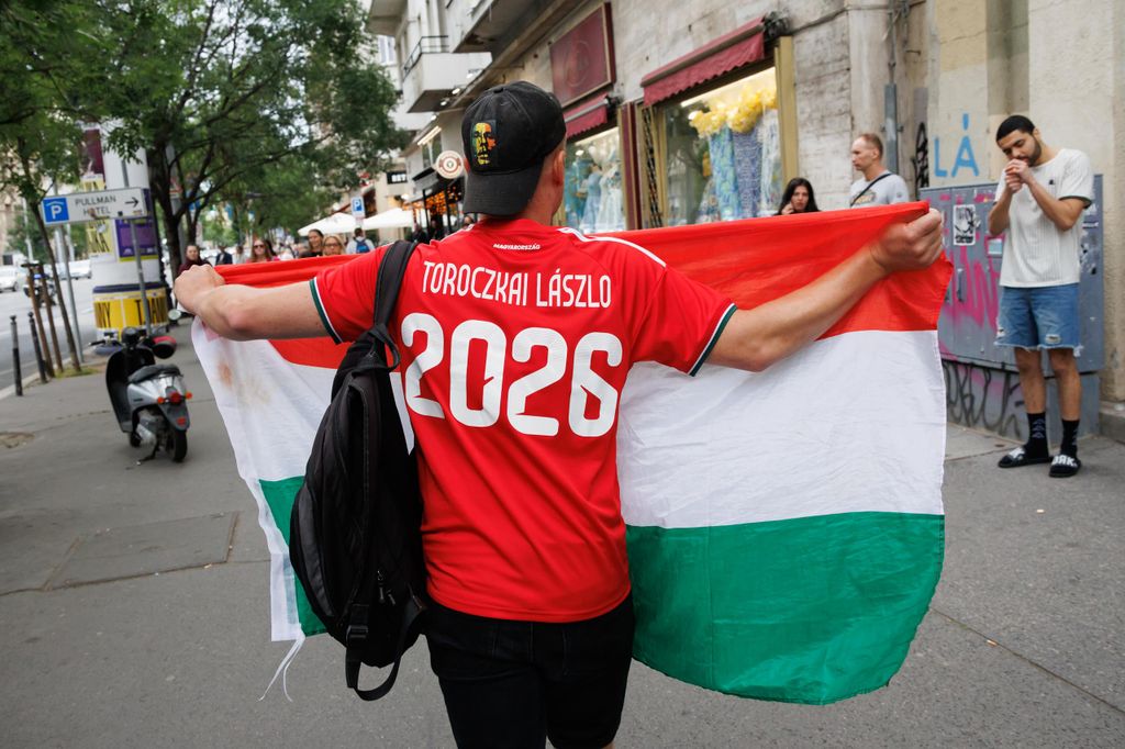 20260605 -- Az Európai Unió migrációs paktumának elutasítását követelő tüntetés, melyet Elizabeth-Magyar Valóság és jobboldali influenszerek szerveztek, a Kodály köröndtől a Parlementig.
// fotó: Hatlaczki Balázs