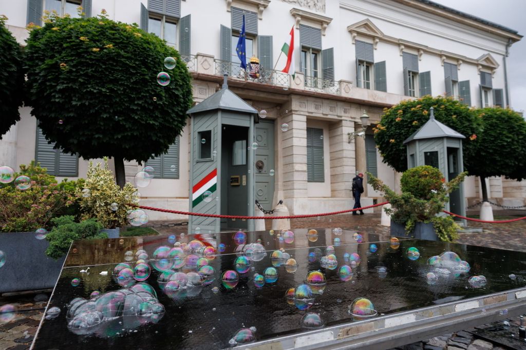 20260603 -- Vona Gábor és a Második Reformkor által szervezett tüntetés a Sándor Palota előtt, Sulyok Tamás ellen, a közvetlen elnökválasztásért. // fotó: Hatlaczki Balázs
