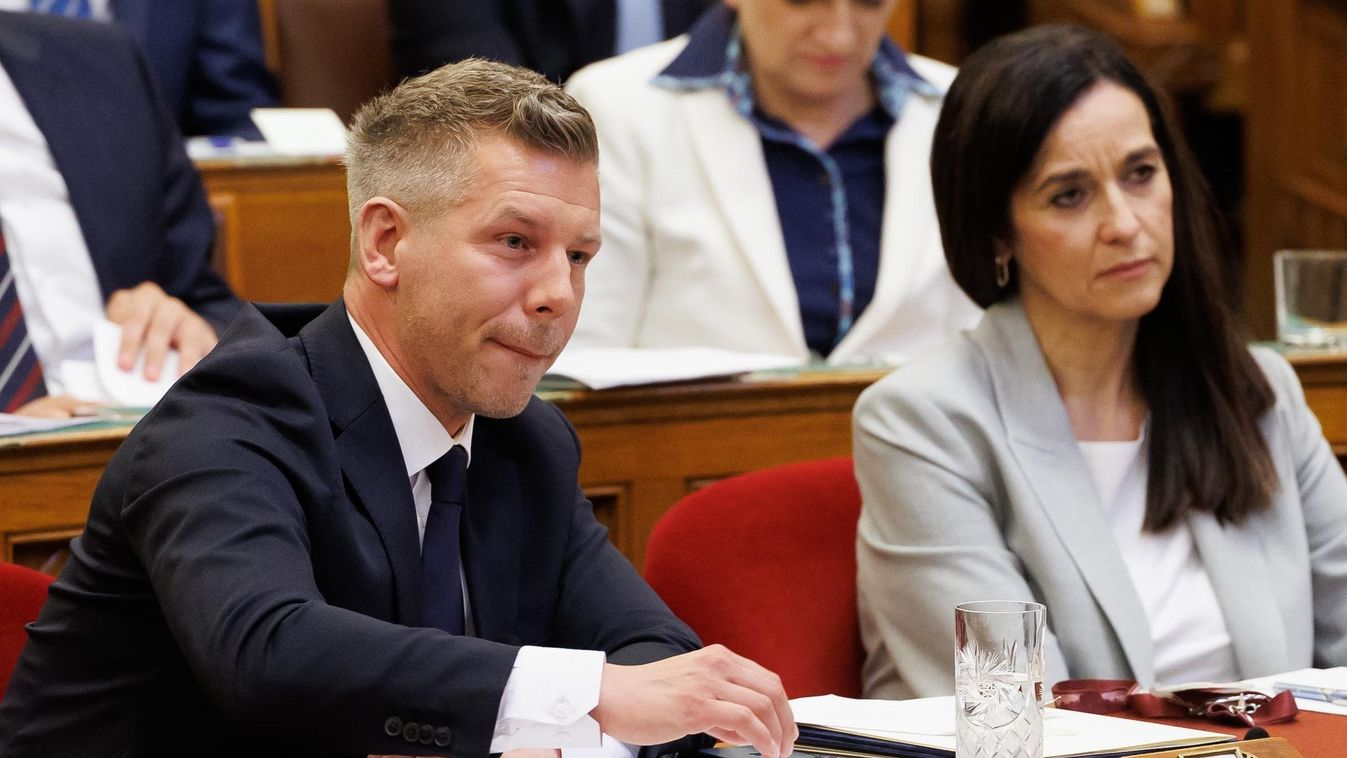 Magyar Péter focistafeleségként van jelen a parlamentben?