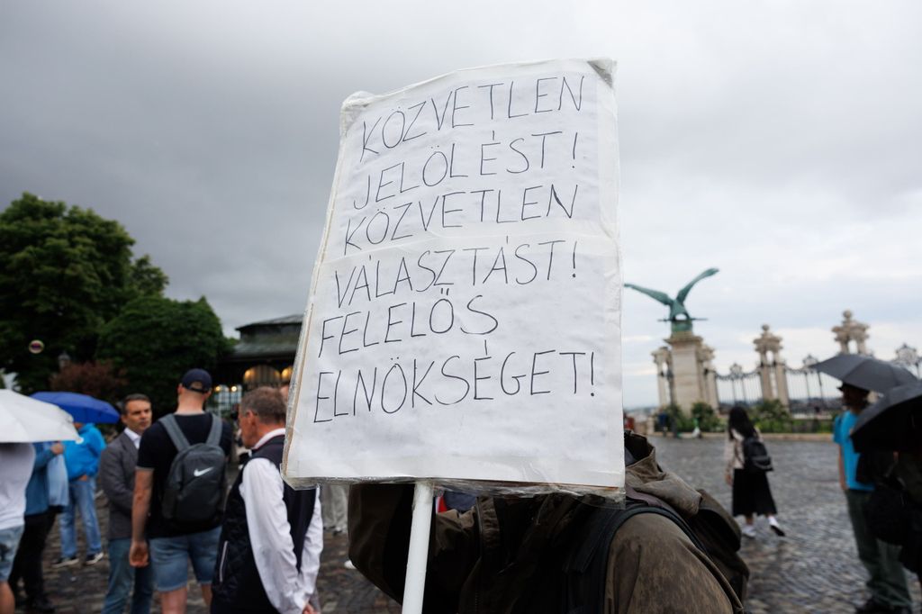20260603 -- Vona Gábor és a Második Reformkor által szervezett tüntetés a Sándor Palota előtt, Sulyok Tamás ellen, a közvetlen elnökválasztásért. // fotó: Hatlaczki Balázs