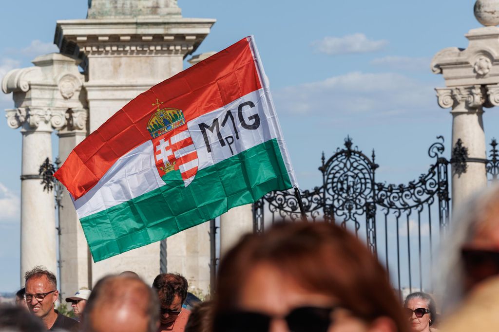 20260607 -- Tüntetás Sulyok Tamásért a Sándor Palota előtt. // fotó: Hatlaczki Balázs