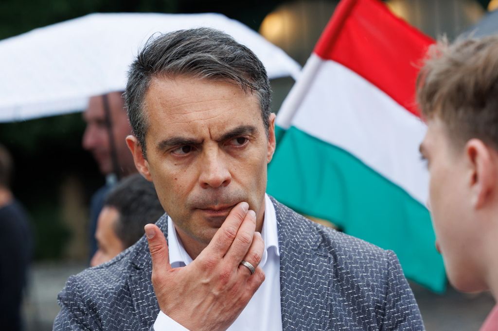 20260603 -- Vona Gábor és a Második Reformkor által szervezett tüntetés a Sándor Palota előtt, Sulyok Tamás ellen, a közvetlen elnökválasztásért. // fotó: Hatlaczki Balázs