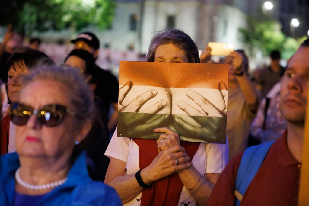 20260604 -- A nemzeti összetartozás napja alkalmából a Kossuth téren fáklyákból kirakják a Kárpát-Hazát, Szilágyi Ákos szervezésében. // fotó: Hatlaczki Balázs