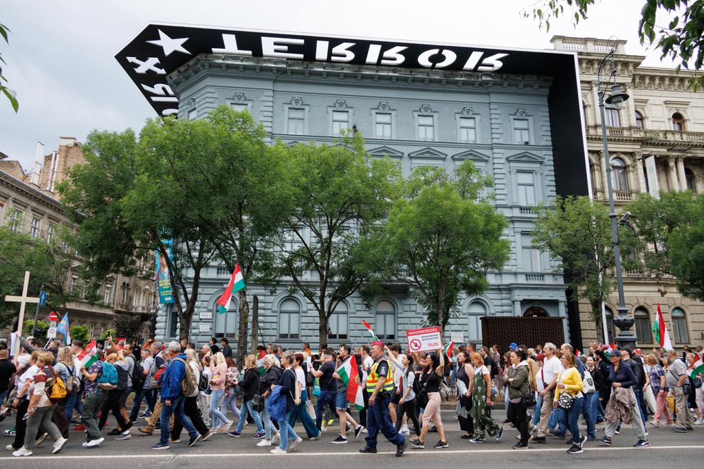 20260605 -- Az Európai Unió migrációs paktumának elutasítását követelő tüntetés, melyet Elizabeth-Magyar Valóság és jobboldali influenszerek szerveztek, a Kodály köröndtől a Parlementig.
// fotó: Hatlaczki Balázs