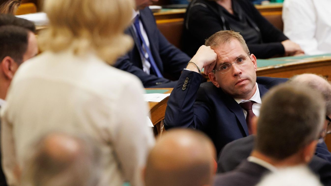 Tiszás tisztogatás: Ruff a Miniszterelnökség több tucat dolgozóját rúgatta ki