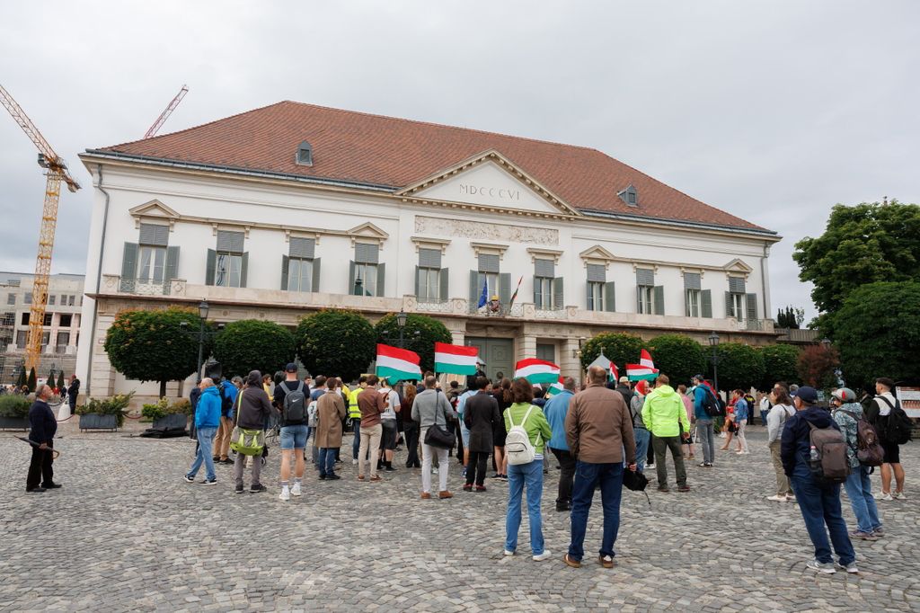 20260603 -- Vona Gábor és a Második Reformkor által szervezett tüntetés a Sándor Palota előtt, Sulyok Tamás ellen, a közvetlen elnökválasztásért. // fotó: Hatlaczki Balázs