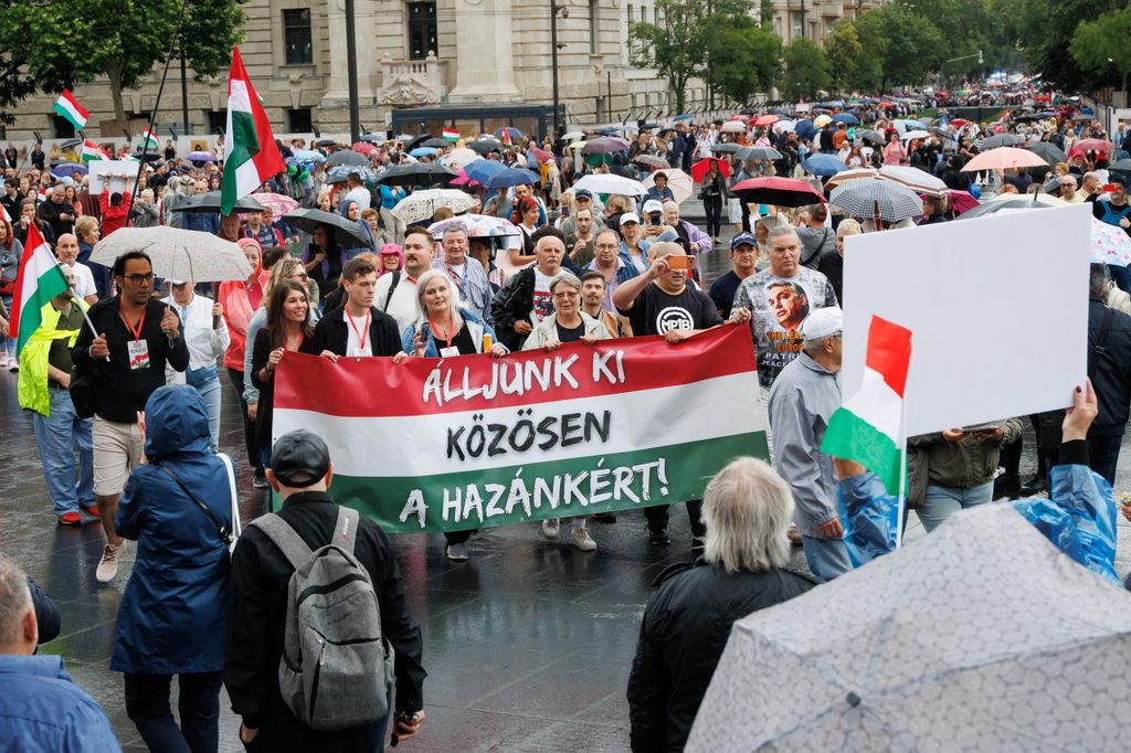 20260605 -- Az Európai Unió migrációs paktumának elutasítását követelő tüntetés, melyet Elizabeth-Magyar Valóság és jobboldali influenszerek szerveztek, a Kodály köröndtől a Parlementig.
// fotó: Hatlaczki Balázs