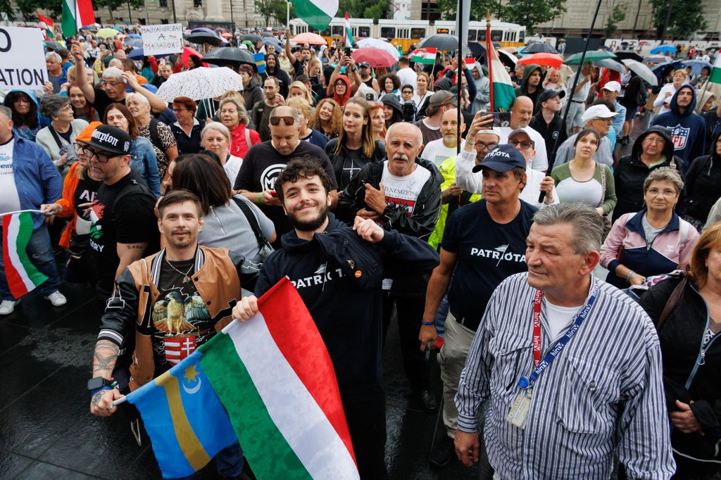 20260605 -- Az Európai Unió migrációs paktumának elutasítását követelő tüntetés, melyet Elizabeth-Magyar Valóság és jobboldali influenszerek szerveztek, a Kodály köröndtől a Parlementig.
// fotó: Hatlaczki Balázs