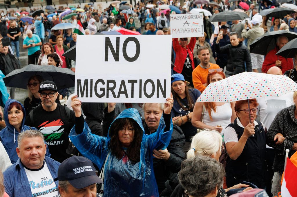 20260605 -- Az Európai Unió migrációs paktumának elutasítását követelő tüntetés, melyet Elizabeth-Magyar Valóság és jobboldali influenszerek szerveztek, a Kodály köröndtől a Parlementig.
// fotó: Hatlaczki Balázs