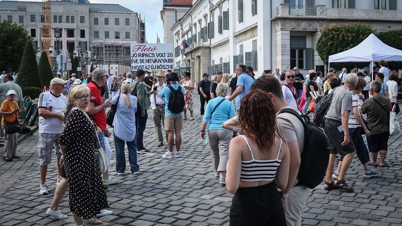 "Magyar Péter a demokráciát diktatúrára cseréli" Szimpátiatüntetés Sulyok Tamás mellett (ÉLŐ)