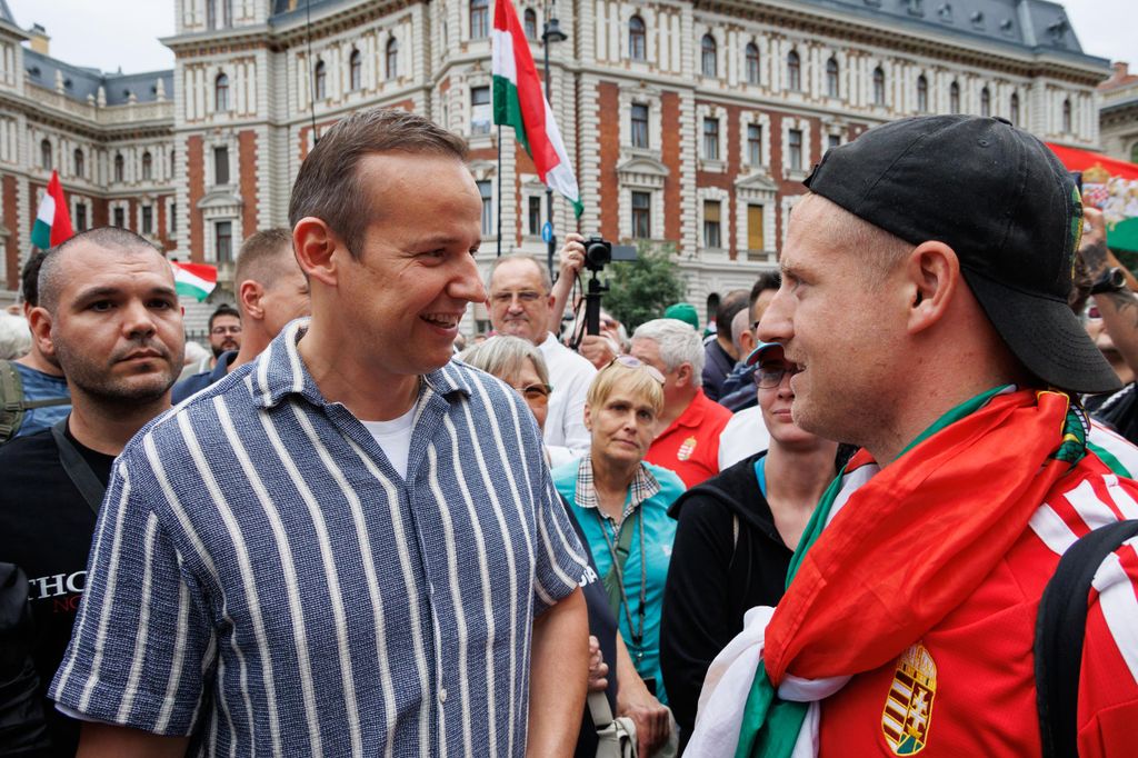 20260605 -- Az Európai Unió migrációs paktumának elutasítását követelő tüntetés, melyet Elizabeth-Magyar Valóság és jobboldali influenszerek szerveztek, a Kodály köröndtől a Parlementig. Toroczkai László
// fotó: Hatlaczki Balázs