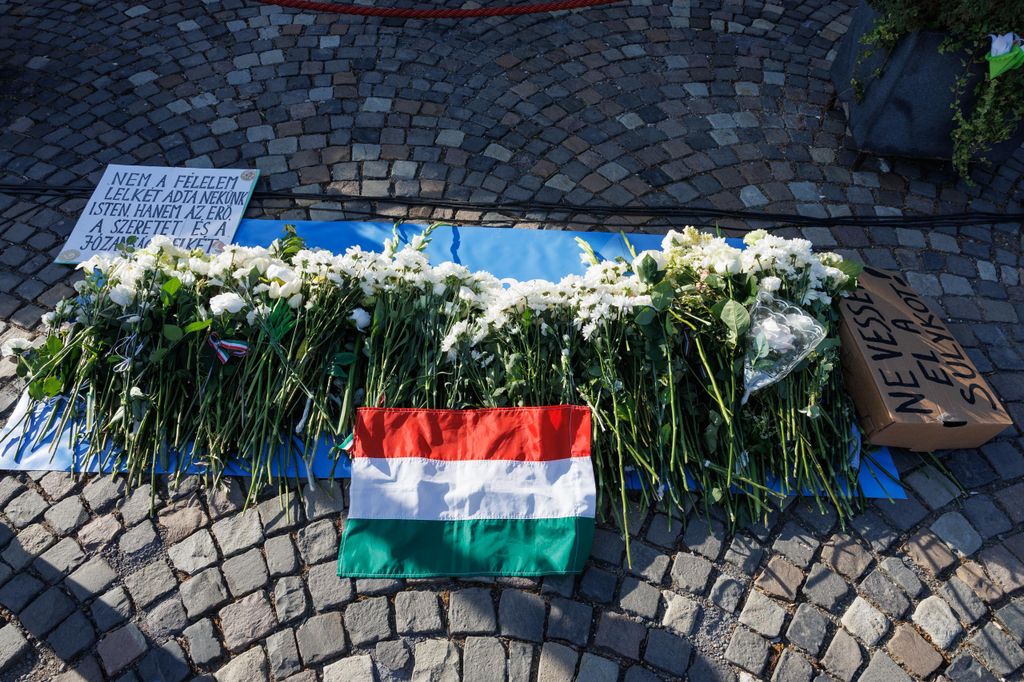20260607 -- Tüntetás Sulyok Tamásért a Sándor Palota előtt. // fotó: Hatlaczki Balázs