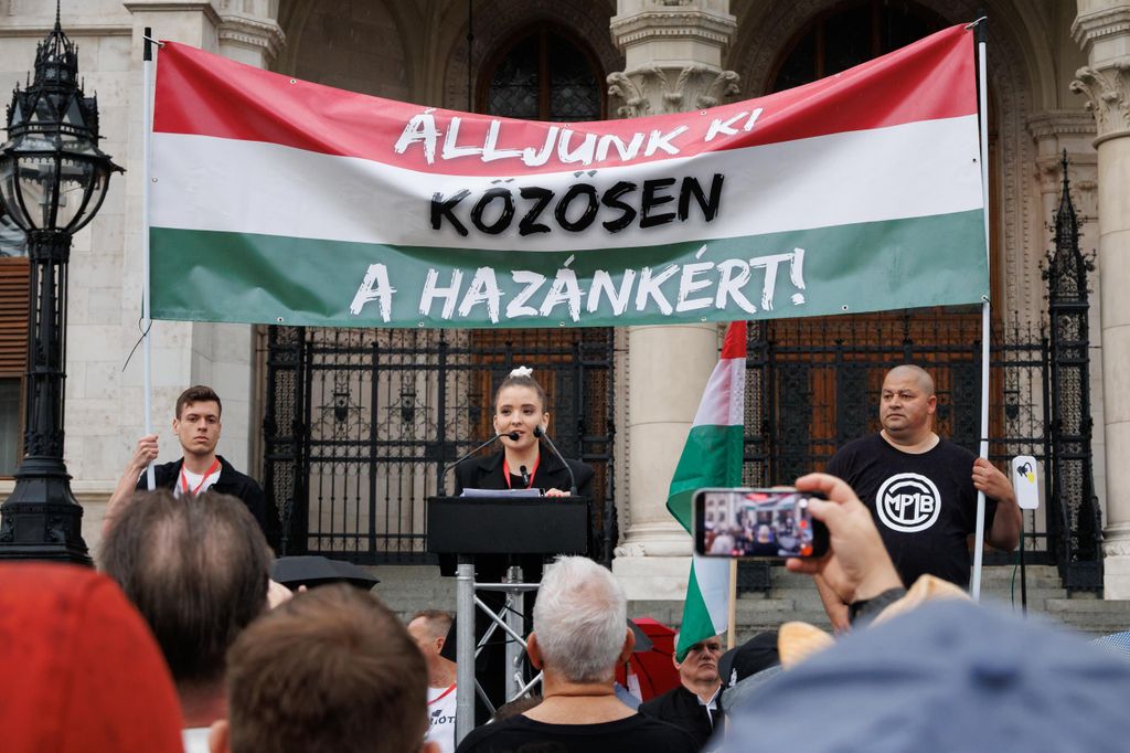 20260605 -- Az Európai Unió migrációs paktumának elutasítását követelő tüntetés, melyet Elizabeth-Magyar Valóság és jobboldali influenszerek szerveztek, a Kodály köröndtől a Parlementig.
// fotó: Hatlaczki Balázs