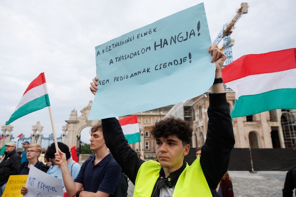 20260603 -- Vona Gábor és a Második Reformkor által szervezett tüntetés a Sándor Palota előtt, Sulyok Tamás ellen, a közvetlen elnökválasztásért. // fotó: Hatlaczki Balázs