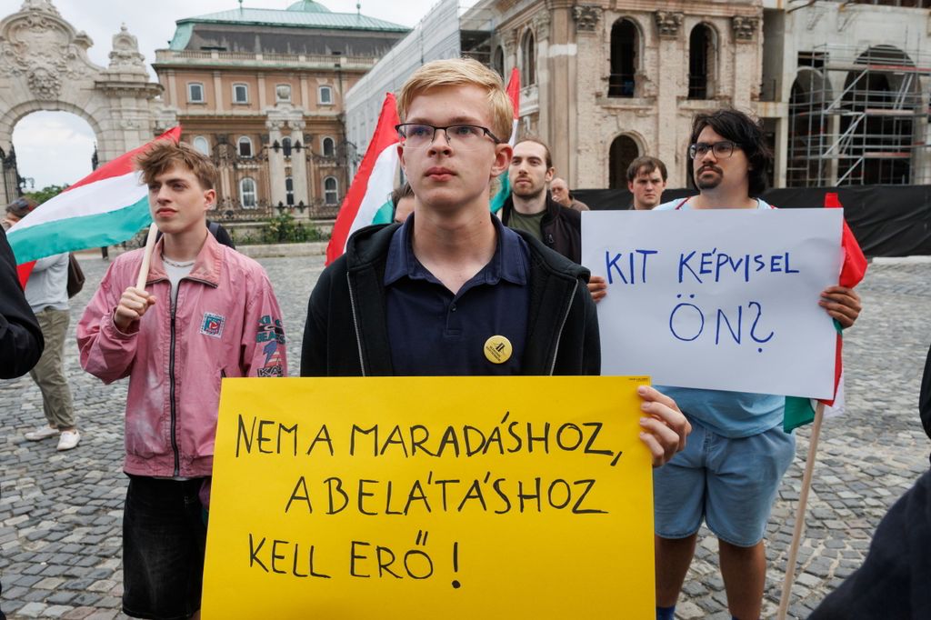20260603 -- Vona Gábor és a Második Reformkor által szervezett tüntetés a Sándor Palota előtt, Sulyok Tamás ellen, a közvetlen elnökválasztásért. // fotó: Hatlaczki Balázs