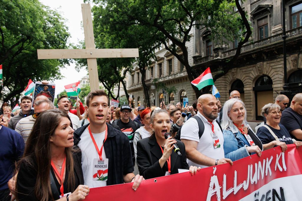 20260605 -- Az Európai Unió migrációs paktumának elutasítását követelő tüntetés, melyet Elizabeth-Magyar Valóság és jobboldali influenszerek szerveztek, a Kodály köröndtől a Parlementig.
// fotó: Hatlaczki Balázs