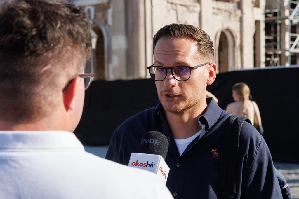 20260607 -- Tüntetás Sulyok Tamásért a Sándor Palota előtt. Deák Dániel // fotó: Hatlaczki Balázs