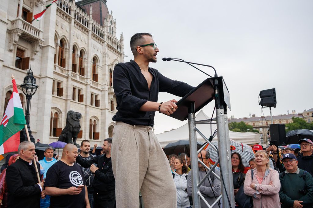 20260605 -- Az Európai Unió migrációs paktumának elutasítását követelő tüntetés, melyet Elizabeth-Magyar Valóság és jobboldali influenszerek szerveztek, a Kodály köröndtől a Parlementig. Mocsár Gyuszi
// fotó: Hatlaczki Balázs