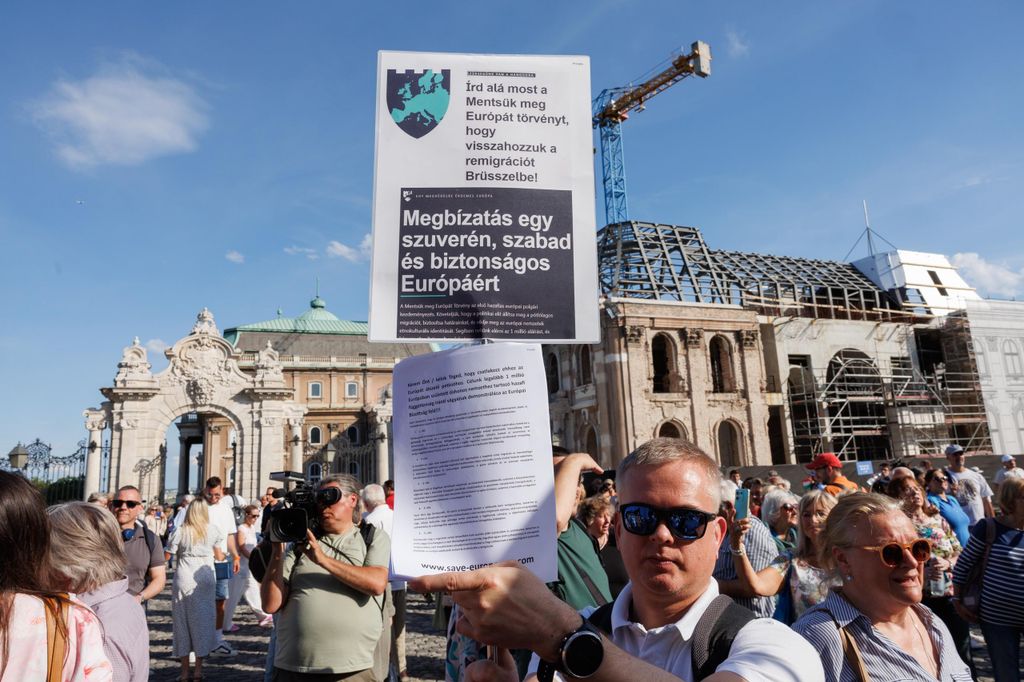 20260607 -- Tüntetás Sulyok Tamásért a Sándor Palota előtt. // fotó: Hatlaczki Balázs