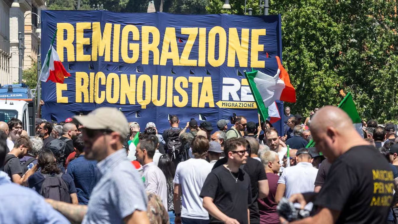 Remigrációt azonnal! feliratú molinó Rómában. Tüntetés a migráció ellen 2026. június 13-án. Fotó: Mauro Scrobogna / LaPresse