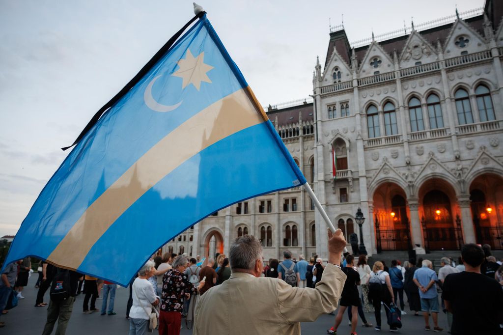 20260604 -- A nemzeti összetartozás napja alkalmából a Kossuth téren fáklyákból kirakják a Kárpát-Hazát, Szilágyi Ákos szervezésében. // fotó: Hatlaczki Balázs