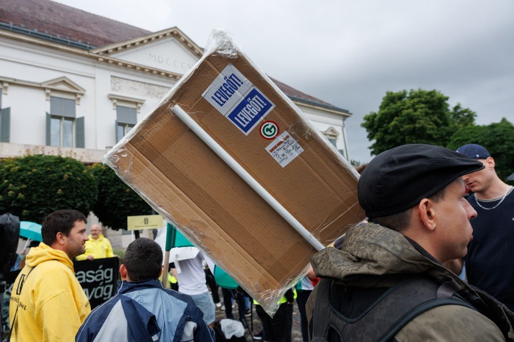 20260603 -- Vona Gábor és a Második Reformkor által szervezett tüntetés a Sándor Palota előtt, Sulyok Tamás ellen, a közvetlen elnökválasztásért. // fotó: Hatlaczki Balázs