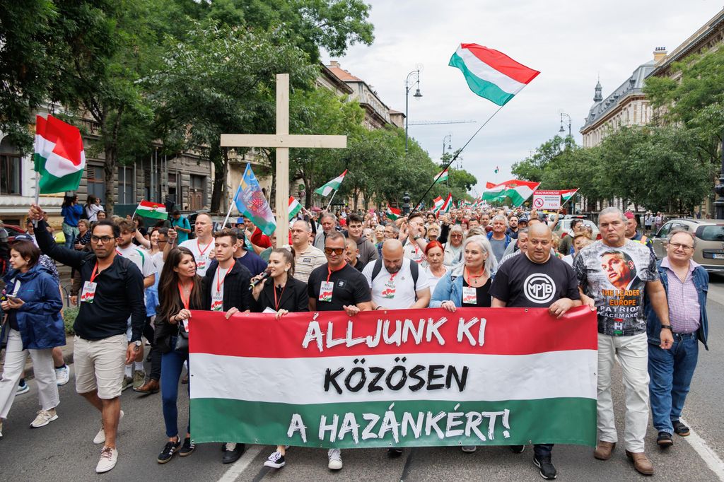 20260605 -- Az Európai Unió migrációs paktumának elutasítását követelő tüntetés, melyet Elizabeth-Magyar Valóság és jobboldali influenszerek szerveztek, a Kodály köröndtől a Parlementig.
// fotó: Hatlaczki Balázs