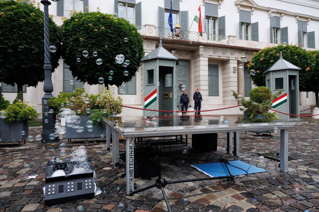 20260603 -- Vona Gábor és a Második Reformkor által szervezett tüntetés a Sándor Palota előtt, Sulyok Tamás ellen, a közvetlen elnökválasztásért. // fotó: Hatlaczki Balázs