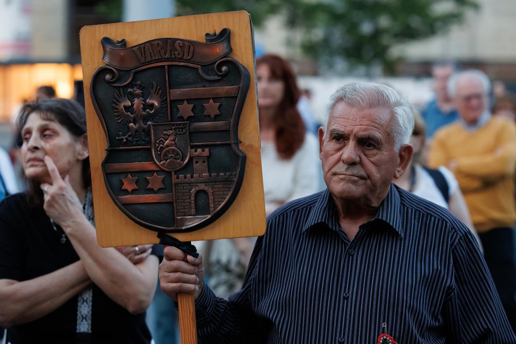 20260604 -- A nemzeti összetartozás napja alkalmából a Kossuth téren fáklyákból kirakják a Kárpát-Hazát, Szilágyi Ákos szervezésében. // fotó: Hatlaczki Balázs