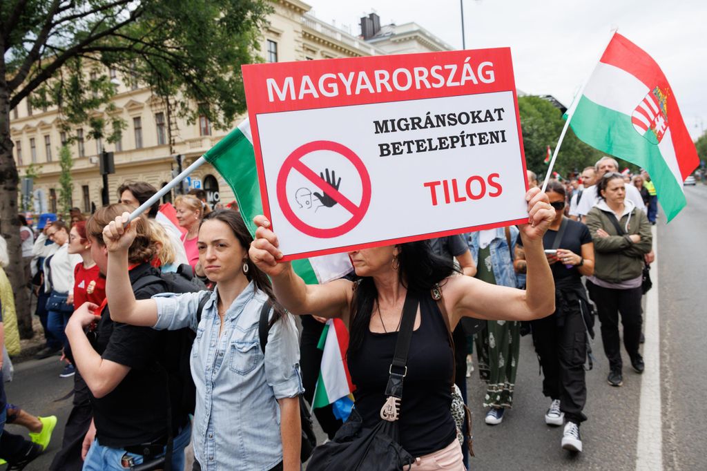 20260605 -- Az Európai Unió migrációs paktumának elutasítását követelő tüntetés, melyet Elizabeth-Magyar Valóság és jobboldali influenszerek szerveztek, a Kodály köröndtől a Parlementig.
// fotó: Hatlaczki Balázs